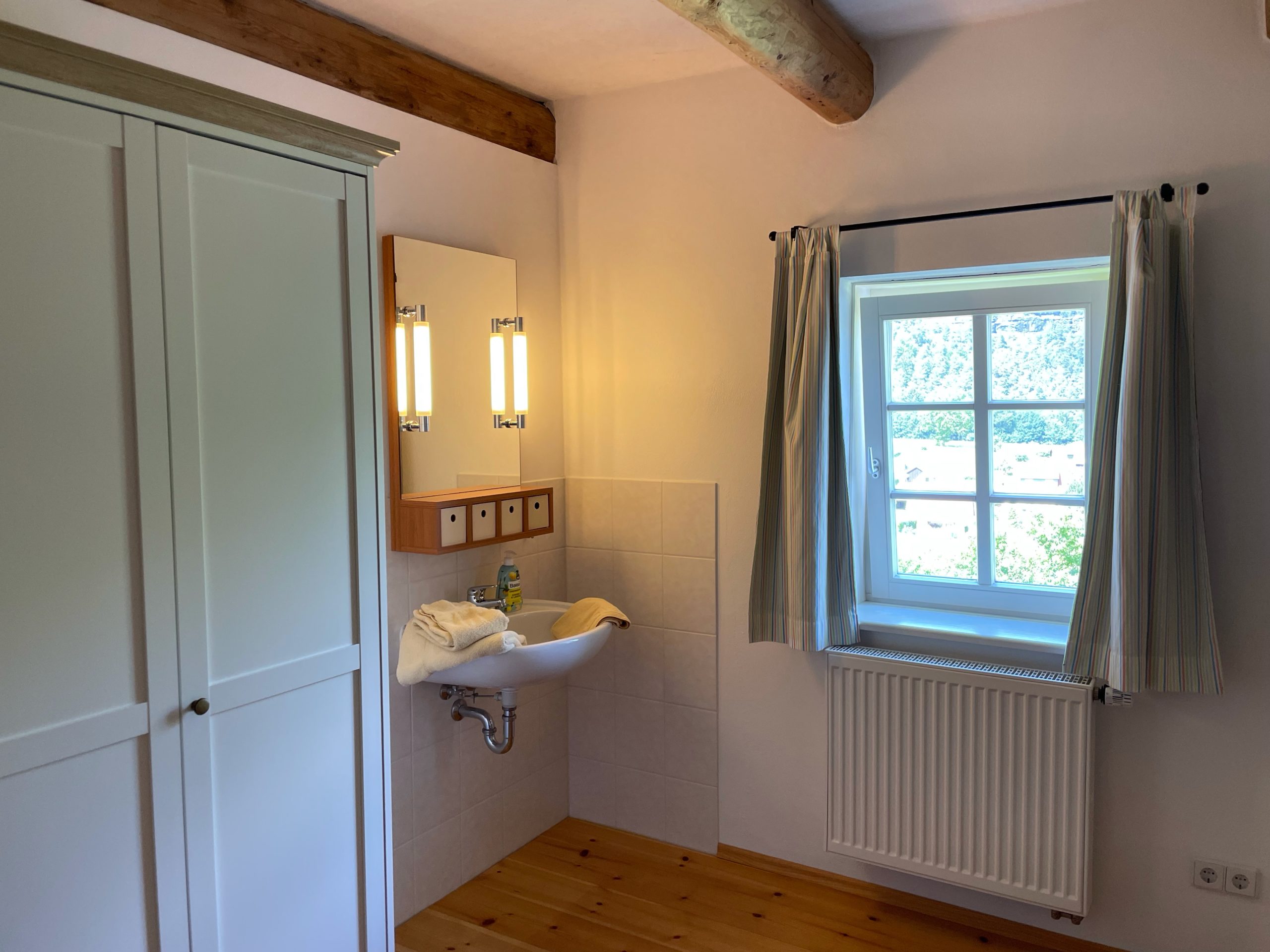 Gutshaussuite-Schlafzimmer mit Einzelbett und Waschbecken